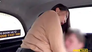 Азиатка сосет хуй таксисту и ебется