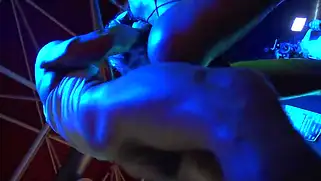 Красавица у шеста ебется с напарником