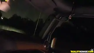 Групповой секс на дороге с брюнеткой