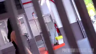 Телочка вся в сперме гуляет после буккаке