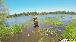 Порно на рыбалке с сисястой телочкой