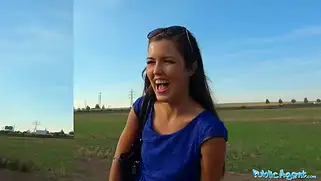 Порно в поле со случайной чешкой