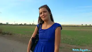 Порно в поле со случайной чешкой