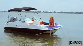 Порно на речке с сексуальной чикой