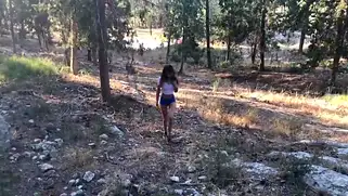 Фитоняшка делает минет в лесу