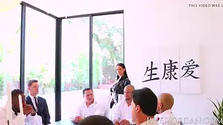 Angela White приехала на жесткую оргию