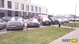 Парень ебет молодую должницу по кредиту