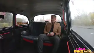 Пассажир за поездку лижет пизду телочке