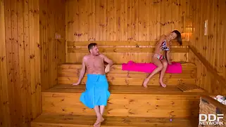 Русская сосет и начинает порно в бане
