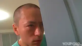Пухленькая японка дрочит себе пальчиками в душе и спальне