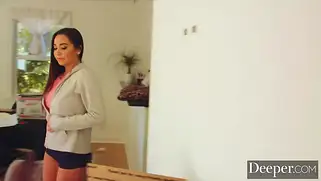Папа и дочь ебутся в свободное время в родном коттедже