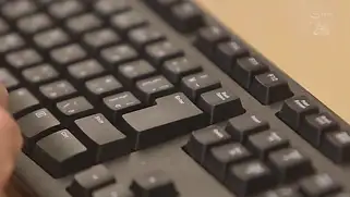Мужик флиртует на работе с японкой и приглашает в любовный отель