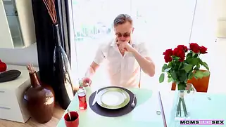 Сексапильная мама учит дочь заниматься еблей с отцом