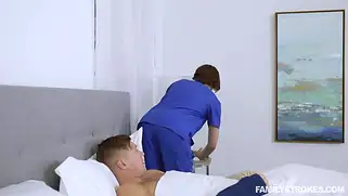 Медсестру ебут и смачно кончают на личико