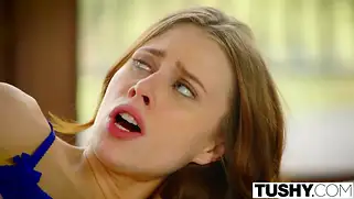 Красавица хочет брата подруги и мутит секс с ебакой