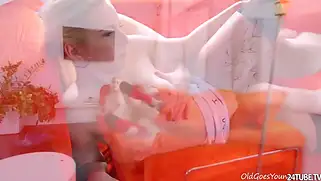 Старик заходит к пышногрудой блонде и получает по полной.