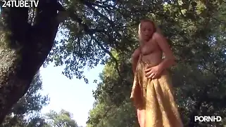 Сочная модель раздевается и позирует голышом прямо на улице.