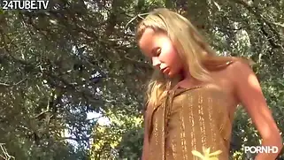 Сочная модель раздевается и позирует голышом прямо на улице.