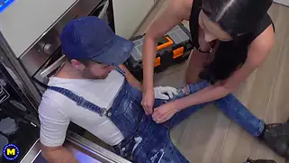 Мастер отымел Аню Кински на полу в кухне, доведя блядь до оргазма
