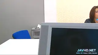 Вибратор цепляется за волосы пизды, пока ласкает пизду японки