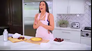 На кухне лысый с красивой женой трахается смачно