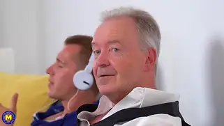Старик отец друга устроил секс на кухне с его девушкой
