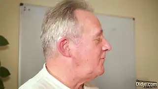 Молодая накинулась на маленький хуй сосать его и готовить к сексу