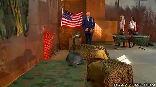 Лысый из Бразерс трахает двух девушек сразу, и это не предел!
