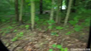 Чешская девушка прыгает на большом члене в лесу