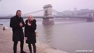 С француженкой трахается, кончая сучке на лицо