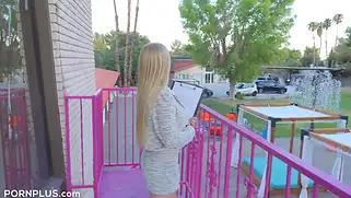 Мягкие сиськи и классная задница трясутся от ебли