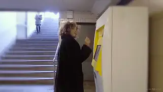 Толпа мужиков нашла шлюху на улице и устроила сучке ганг банг