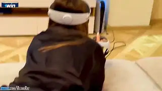 Нахал трахнул маму русскую, предложив ей VR шлем поиграть