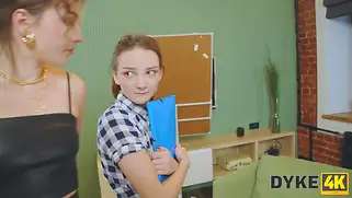 Русские лесби бабы в первый рабочий день выебали стесняшу