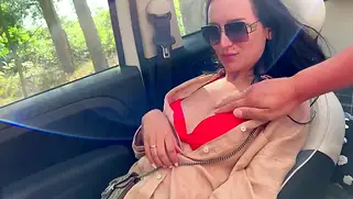 Девушка в машине классно сосёт и так же трахается
