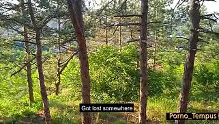 Русская рыжая баба готова изменять с незнакомцем, трахаясь в лесу