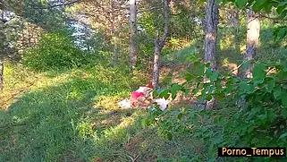 Русская рыжая баба готова изменять с незнакомцем, трахаясь в лесу