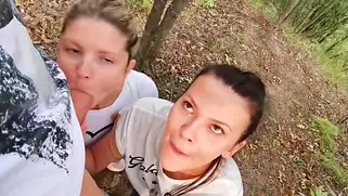 Иностранец на природе с бабами русскими трахается в письки