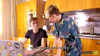 Запихнул в рот мамке хуй и трахнул на кухне классно