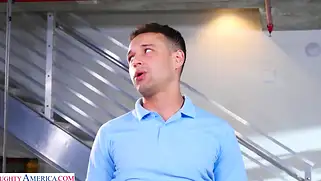 Сестра брюнетка пригрела брата, отсосала и хорошенько поебалась
