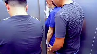 Азиатка с огромными дойками трахается с незнакомцами в лифте