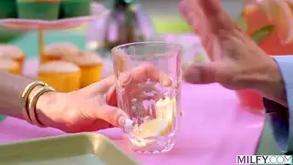 Муж не может удовлетворить горячую милфу, поэтому она изменяет ему с садовником.