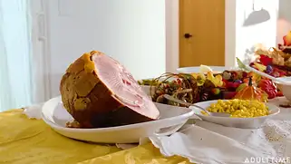 Я потер маме ноги и вот пасынок с мачехой уже трахаются на диване стонут