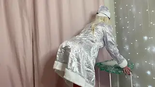 Голубоглазая малышка кайфует от домашнего минета и нежного траха накануне Нового года.