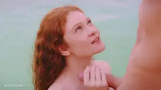 Страстная рыжая кудрявая красотка сосет в бассейне