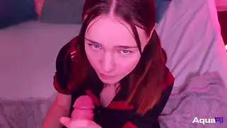 18-летняя Наташа жёстко отсасывает в POV-порно.