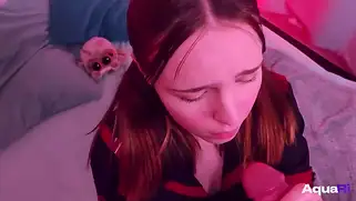 18-летняя Наташа жёстко отсасывает в POV-порно.