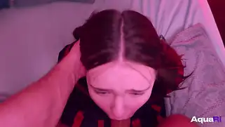 18-летняя Наташа жёстко отсасывает в POV-порно.