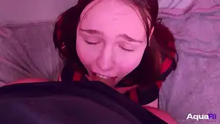 18-летняя Наташа жёстко отсасывает в POV-порно.