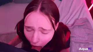 18-летняя Наташа жёстко отсасывает в POV-порно.
